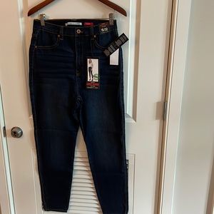 Celebrity Pink Skinny Curvy Hi-Rise jeans size 15/32